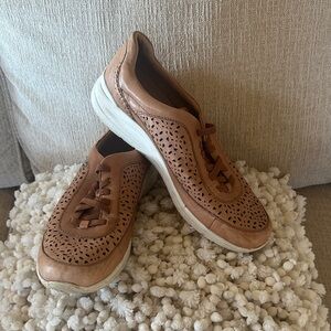 Leather Earth Sneaker